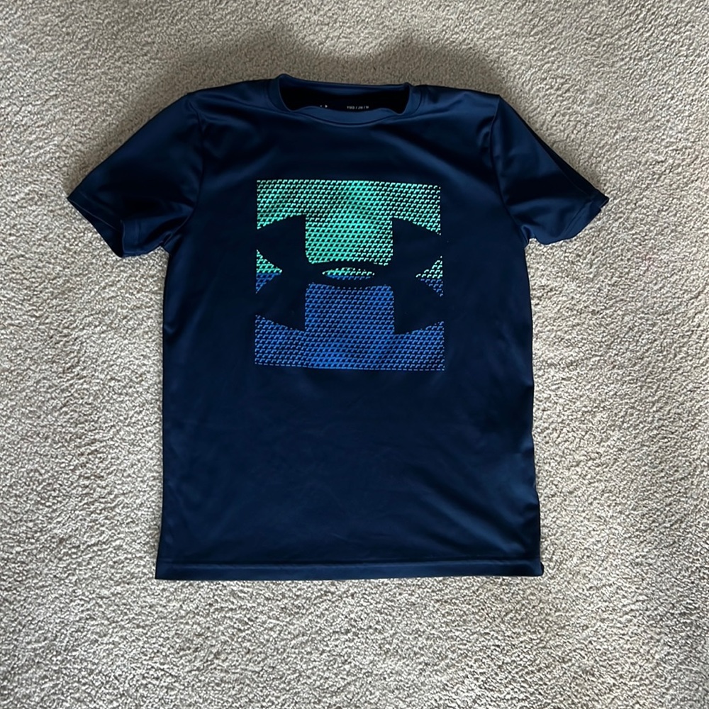 Under armor navy blue dry fit shirt with logo on front. Size medium